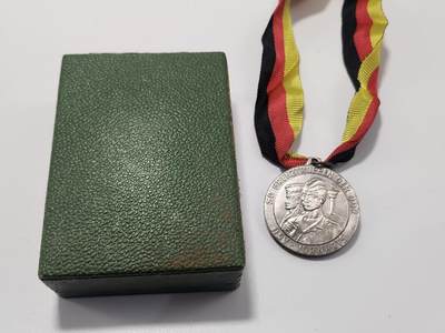 南水社第5次拍卖  东德（DDR）边防部队“前进”体育协会纪念章 原盒原品 带绶带 章体完好 实拍如图