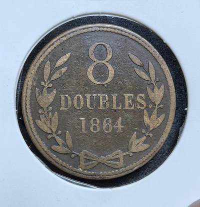 外国优质老铜币纪念币银币专场，周六晚上九点倒数截拍，满百包邮，节前出差在外，5月3日统一发货,可寄存半年，喜欢朋友微信扫描二维码可直接参拍 英属根西岛1864 年8 道布铜币，币面盾徽体现英王室权威，见证了英国海峡群岛独特的殖民货币文化