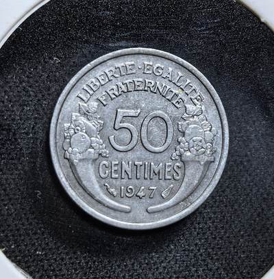 外国优质老铜币纪念币银币专场，周六晚上九点倒数截拍，满百包邮，节前出差在外，5月3日统一发货,可寄存半年，喜欢朋友微信扫描二维码可直接参拍 极美品法国第四共和国1947年50 生丁，由莫隆（Morlon）设计。二战后法国物资匮乏，币面的 “自由、平等、博爱” 与丰收角图案，是战后重建时期的典型象征。