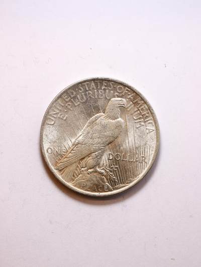 观钱 近现代机制币拍卖No.010（全场顺丰包邮，不区分偏远地区，本场5月5日开始发货）  美国  1923 和平一美元银币（Peace Dollar）  源光未流通品相  ，自由女神的发丝、头饰细节清晰，底板状态良好，边齿完整锐利，无磕碰、氧化或清洗痕迹