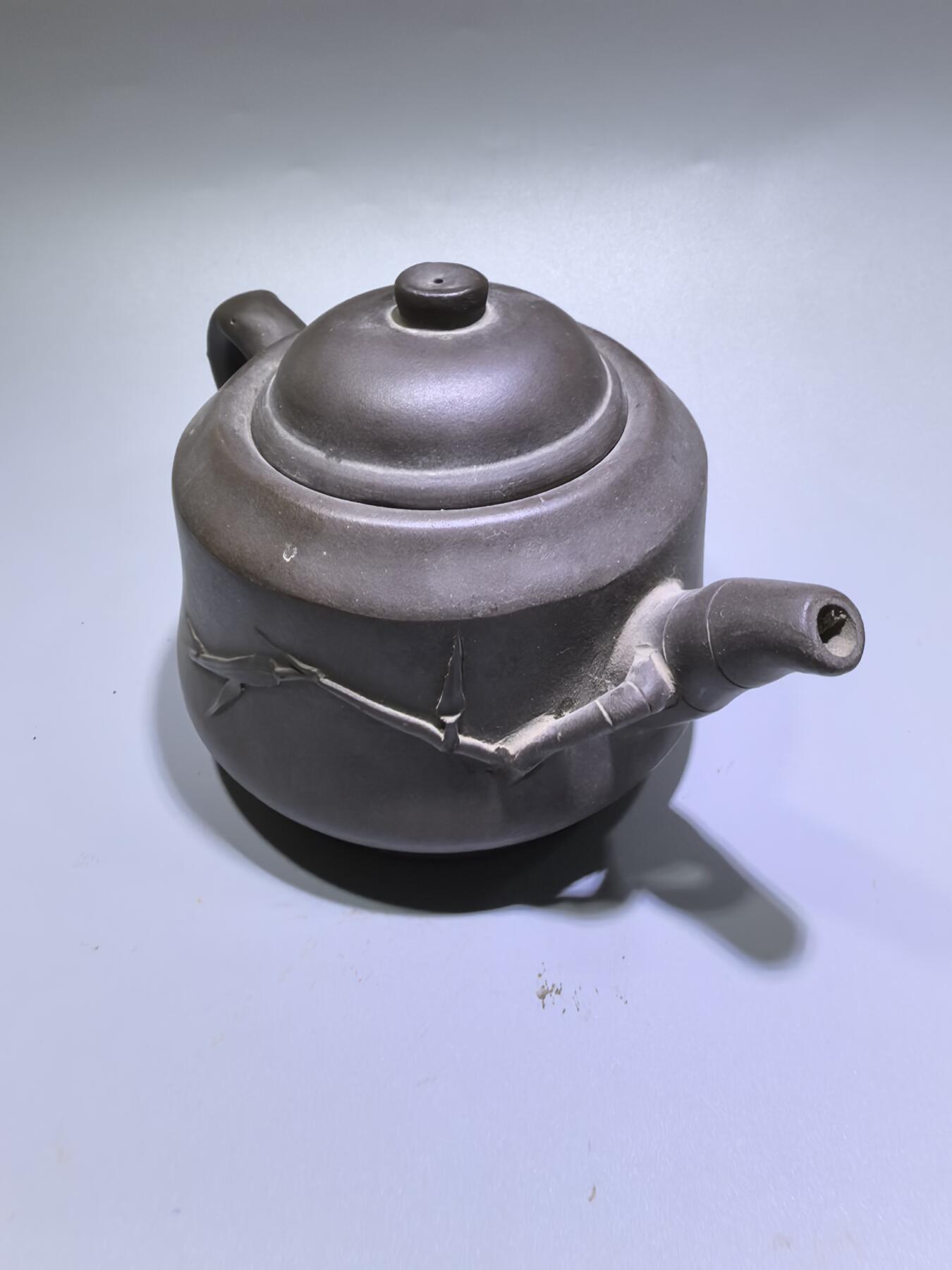 旧藏老紫泥竹节紫砂壶，器型规整，竹韵清雅，泥料温润，藏岁月风骨，品茶香雅韵。