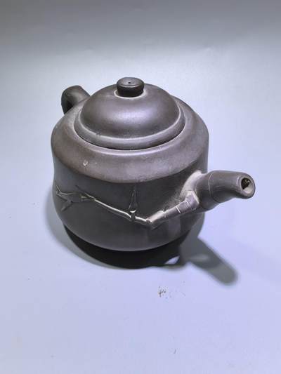 旧藏老紫泥竹节紫砂壶，器型规整，竹韵清雅，泥料温润，藏岁月风骨，品茶香雅韵。 旧藏老紫泥竹节紫砂壶，器型规整，竹韵清雅，泥料温润，藏岁月风骨，品茶香雅韵。