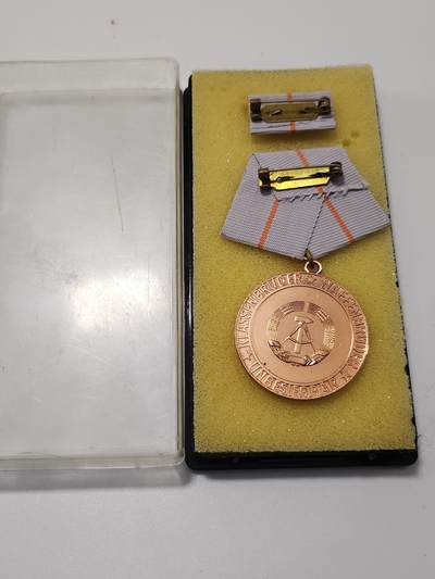 南水社第5次拍卖  东德国家人民军战友兄弟”铜级奖章 原盒原品 章体完好 实拍如图