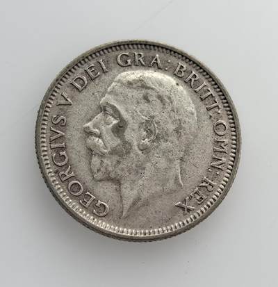 外国优质老铜币纪念币银币专场，周六晚上九点倒数截拍，满百包邮，节前出差在外，5月3日统一发货,可寄存半年，喜欢朋友微信扫描二维码可直接参拍 美品细节不错英国1926年乔治五世 1 先令银币，正面为国王像，背面是带皇冠的雄狮，是一战后英国经济恢复期的流通货币。