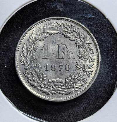 外国优质老铜币纪念币银币专场，周六晚上九点倒数截拍，满百包邮，节前出差在外，5月3日统一发货,可寄存半年，喜欢朋友微信扫描二维码可直接参拍 瑞士1970年1法郎，正面是象征瑞士的女神海尔维蒂亚，背面是面值与花环装饰，是瑞士中立政策下经济繁荣时期的货币见证。