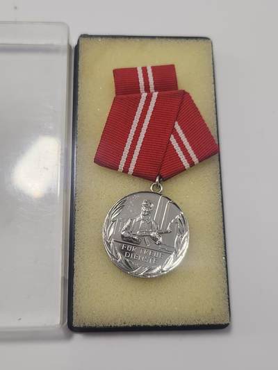 南水社第5次拍卖  民主德国工人阶级战斗队10年银级服役奖章。