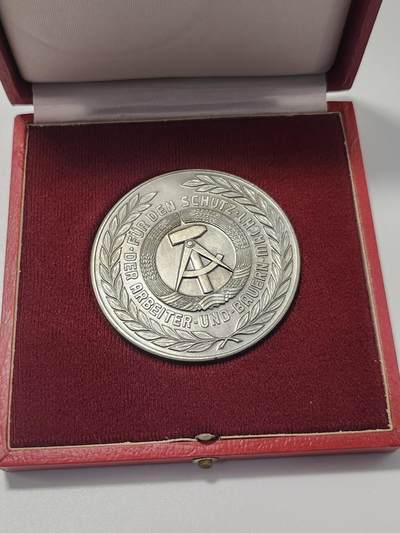 南水社第5次拍卖  1DDR东德“反法西斯防卫墙”柏林墙建设纪念章 带原盒 实拍如图