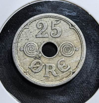 外国优质老铜币纪念币银币专场，周六晚上九点倒数截拍，满百包邮，节前出差在外，5月3日统一发货,可寄存半年，喜欢朋友微信扫描二维码可直接参拍 丹麦克里斯蒂安十世1924 年25 欧尔，币面中央圆孔与国王花押字 “CX R” 是典型特征，发行于一战后丹麦经济恢复阶段，是丹麦现代货币体系的见证。