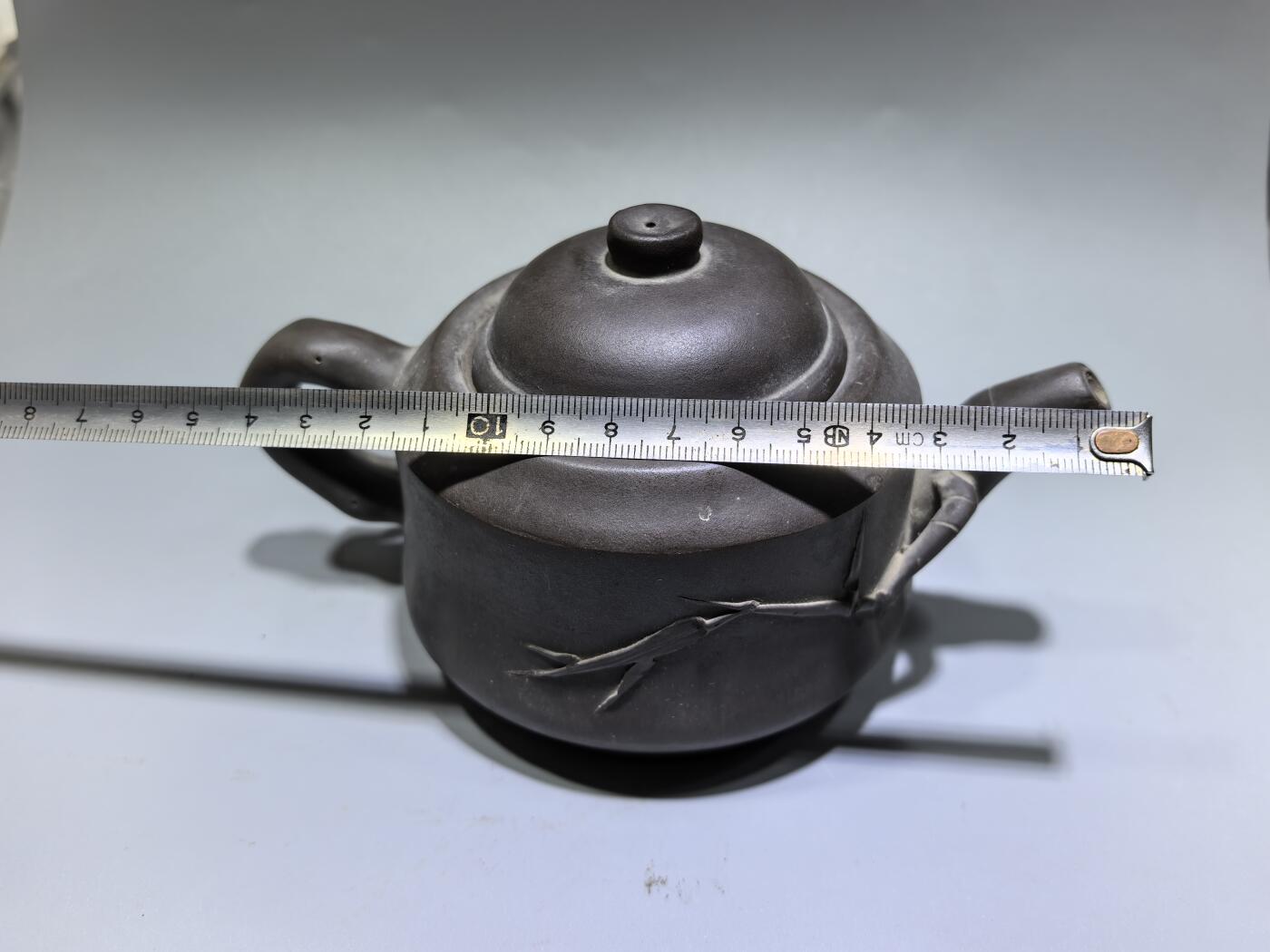 旧藏老紫泥竹节紫砂壶，器型规整，竹韵清雅，泥料温润，藏岁月风骨，品茶香雅韵。