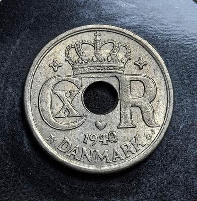 外国优质老铜币纪念币银币专场，周六晚上九点倒数截拍，满百包邮，节前出差在外，5月3日统一发货,可寄存半年，喜欢朋友微信扫描二维码可直接参拍 丹麦1940年10欧尔。正面为克里斯蒂安十世花押字（CXF），发行于德国占领丹麦初期，是战时丹麦货币体系与中立政策被打破的历史见证。