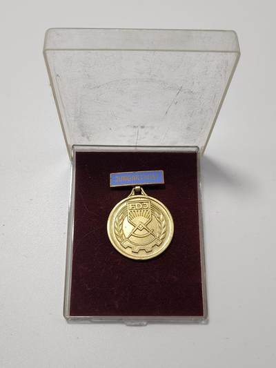 南水社第5次拍卖  东德FDJ自由德国青年联盟 青年积极分子奖章 原盒原品 章体完好 实拍如图