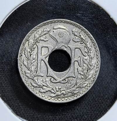 外国优质老铜币纪念币银币专场，周六晚上九点倒数截拍，满百包邮，节前出差在外，5月3日统一发货,可寄存半年，喜欢朋友微信扫描二维码可直接参拍 少见特年闪电版法国1924年 10 生丁，属于法兰西第三共和国后期货币。19 世纪末至二战前，法国确立了共和体制，币面 “自由、平等、博爱” 箴言是共和精神的法定体现。该币采用圆孔设计（为节省金属），见证了一战前法国经济稳定与现代国家体制的确立。