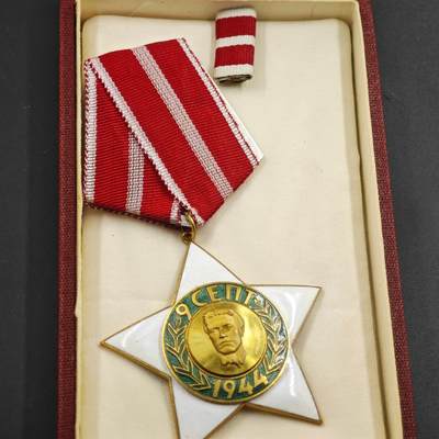 4月26日结束，成斌徽章钱币精品场 原盒保加利亚2级奖章 略章齐全