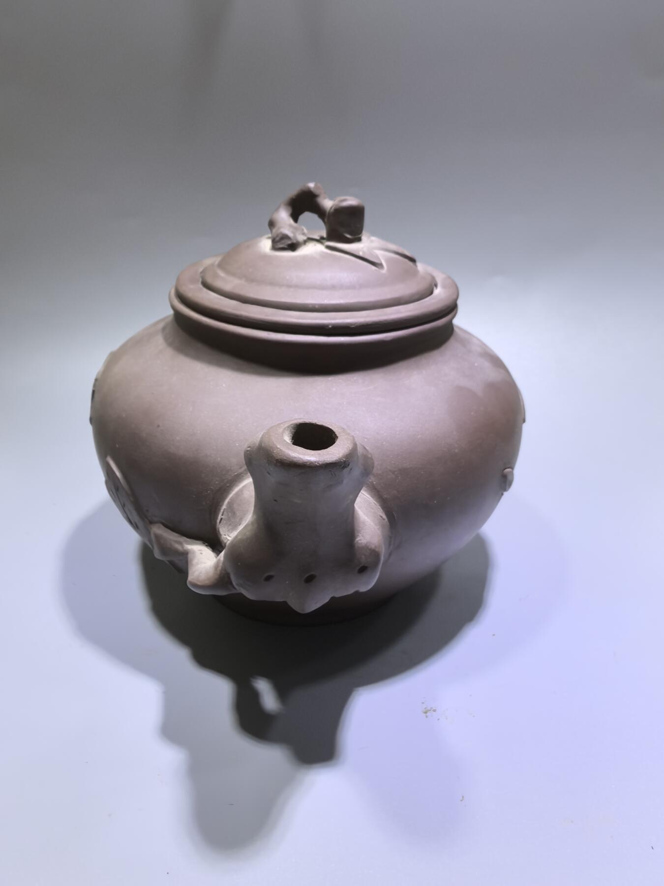 旧藏老紫泥梅桩紫砂壶，精选原矿紫泥，质地温润细腻，自带岁月沉淀的包浆质感。壶身以梅桩为形，壶嘴、壶把、盖钮皆塑为梅枝，壶身贴塑梅花纹饰，线条简练生动，尽显梅的傲骨清韵。器型饱满周正，出水流畅，是兼具实用与收藏价值的文玩茶器。