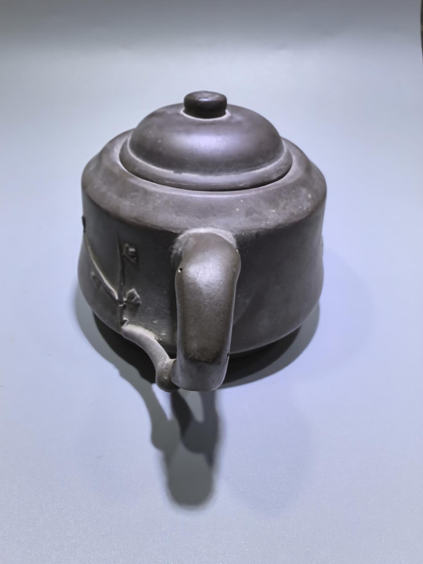 旧藏老紫泥竹节紫砂壶，器型规整，竹韵清雅，泥料温润，藏岁月风骨，品茶香雅韵。