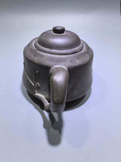 旧藏老紫泥竹节紫砂壶，器型规整，竹韵清雅，泥料温润，藏岁月风骨，品茶香雅韵。 旧藏老紫泥竹节紫砂壶，器型规整，竹韵清雅，泥料温润，藏岁月风骨，品茶香雅韵。