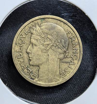 外国优质老铜币纪念币银币专场，周六晚上九点倒数截拍，满百包邮，节前出差在外，5月3日统一发货,可寄存半年，喜欢朋友微信扫描二维码可直接参拍 法国第三共和国1939年1法郎铜币，由雕刻师莫隆（Morlon）设计。币面 “自由女神像” 与 “自由、平等、博爱” 格言，是法国共和政体的经典象征，也是二战爆发前法国的流通货币。