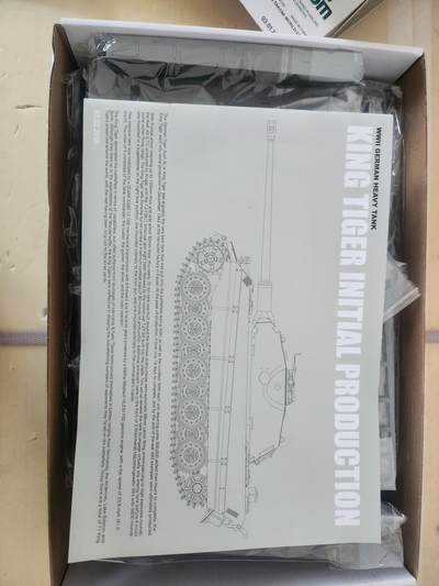 南水社第5次拍卖  Takom 1/35 二战德国 虎王 重型坦克 初期型（2096）已开封板件未组 含蚀刻片、水贴及透明件 未盒全损