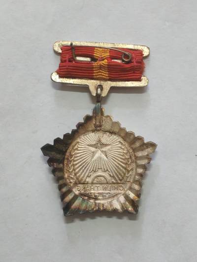韵星假日军品类拍卖第56期  -- Rimey Holidays Militaria Auction 56 越南民主共和国法越战争独立战争时期一级战胜奖章 白铜好品 极早期产品 为数不多有珐琅的越南章