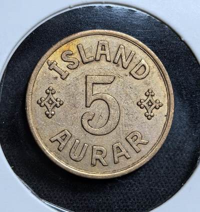 外国优质老铜币纪念币银币专场，周六晚上九点倒数截拍，满百包邮，节前出差在外，5月3日统一发货,可寄存半年，喜欢朋友微信扫描二维码可直接参拍 冰岛1942年5奥拉铜币，1940 年丹麦被德国占领，冰岛趁机于 1944 年脱离丹麦独立，此币是联合统治末期的典型货币，见证了冰岛从丹麦自治到独立的历史转折。
