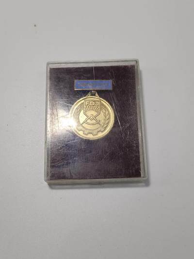 南水社第5次拍卖  东德FDJ自由德国青年联盟 青年积极分子奖章 原盒原品 章体完好 实拍如图