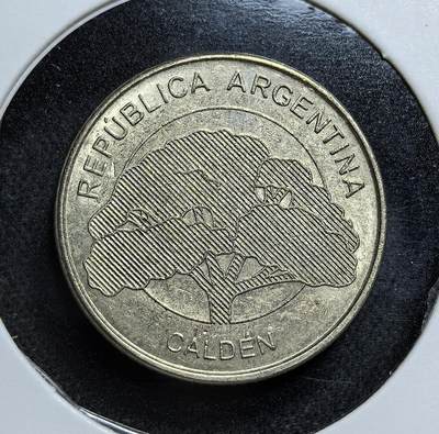 外国优质老铜币纪念币银币专场，周六晚上九点倒数截拍，满百包邮，节前出差在外，5月3日统一发货,可寄存半年，喜欢朋友微信扫描二维码可直接参拍 阿根廷 原生卡尔登树10比索 ，延续 “团结与自由” 建国格言，属现代流通币，见证阿根廷在经济波动中对本土生态与文化认同的传承。