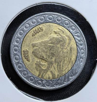 外国优质老铜币纪念币银币专场，周六晚上九点倒数截拍，满百包邮，节前出差在外，5月3日统一发货,可寄存半年，喜欢朋友微信扫描二维码可直接参拍 阿尔及利亚雄狮力量20 第纳尔双金属币。币面雄狮头像象征力量，外圈阿拉伯文为面值，是阿尔及利亚独立后现代货币体系的代表。