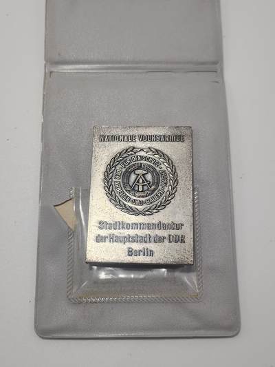 南水社第5次拍卖  东德国家人民军 柏林城防司令部金级纪念章原套原品 章体完好 有皮夹 皮夹内有破碎