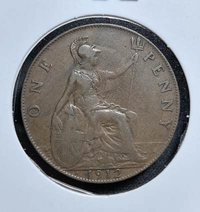 外国优质老铜币纪念币银币专场，周六晚上九点倒数截拍，满百包邮，节前出差在外，5月3日统一发货,可寄存半年，喜欢朋友微信扫描二维码可直接参拍 特年H版英国乔治五世1912 年1便士铜币。正面为国王乔治五世头像，背面是象征不列颠的坐像，发行于一战前夕，是大英帝国鼎盛时期流通的典型辅币。