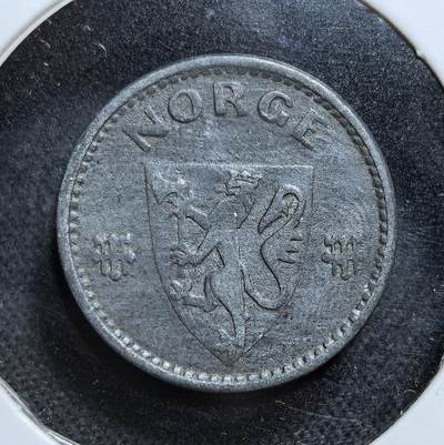 外国优质老铜币纪念币银币专场，周六晚上九点倒数截拍，满百包邮，节前出差在外，5月3日统一发货,可寄存半年，喜欢朋友微信扫描二维码可直接参拍 罕见二战德占挪威1942 年50 欧尔锌币，采用战时稀缺的锌为材质，以挪威国徽为图案，是被占领时期的流通辅币，见证了挪威的战时经济困境。