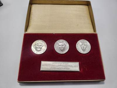 南水社第5次拍卖  东德SED党卡尔-马克思市革命三杰纪念章套装- 克拉拉·蔡特金 ​ - 弗里茨·黑克特 ​ - 恩斯特·施内勒尔三人 原盒原品 章体完好 实拍如图