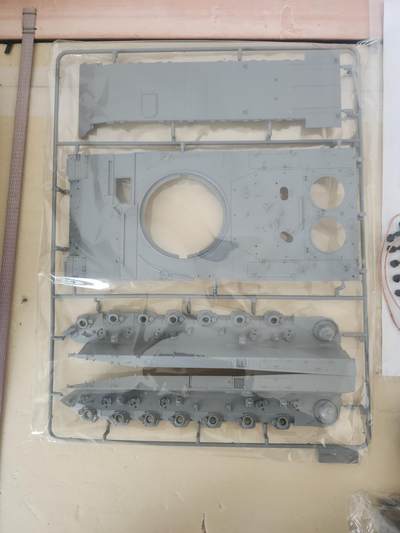 南水社第5次拍卖  Border 1/35 德国豹2A5/A6主战坦克模型（BT-002）已开封板件未组 含说明书、水贴及全金属炮管 默认盒全损