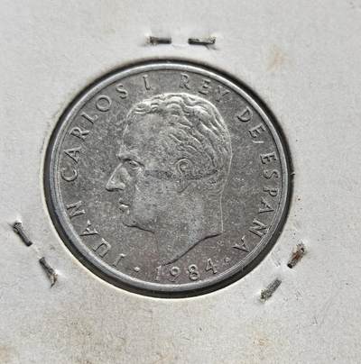 外国优质老铜币纪念币银币专场，周六晚上九点倒数截拍，满百包邮，节前出差在外，5月3日统一发货,可寄存半年，喜欢朋友微信扫描二维码可直接参拍 少见欧洲老藏家币藏-西班牙民主化后胡安・卡洛斯一世时期 1984 年 2 比塞塔，以伊比利亚地图为图案，见证了西班牙转型后的经济开放与货币体系改革。