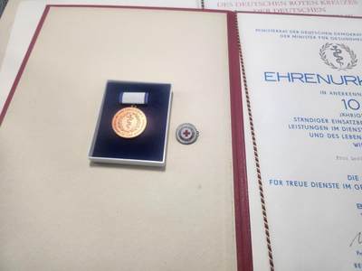 南水社第5次拍卖   东德卫生系统 Gerda Schmidt 红十字忠诚服务与社会主义劳动积极分子证书证书奖章一套 是上面那位得主的妻子