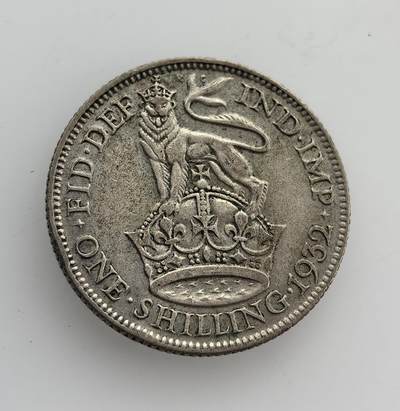 外国优质老铜币纪念币银币专场，周六晚上九点倒数截拍，满百包邮，节前出差在外，5月3日统一发货,可寄存半年，喜欢朋友微信扫描二维码可直接参拍 美品英国乔治五世1932年1 先令银币，正面为国王头像，背面是皇冠雄狮图案，是一战后英国经济恢复期的流通货币。