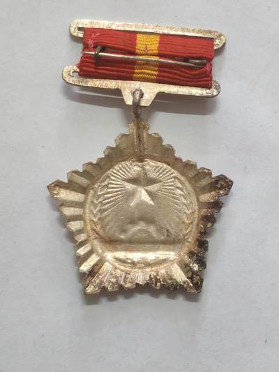 韵星假日军品类拍卖第56期  -- Rimey Holidays Militaria Auction 56 越南民主共和国法越战争独立战争时期一级战胜奖章 白铜好品 极早期产品 为数不多有珐琅的越南章