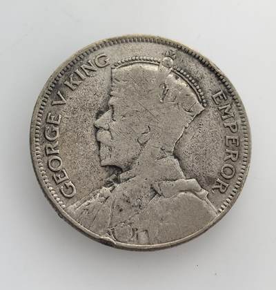 外国优质老铜币纪念币银币专场，周六晚上九点倒数截拍，满百包邮，节前出差在外，5月3日统一发货,可寄存半年，喜欢朋友微信扫描二维码可直接参拍 英属新西兰1933 年半克朗银币，正面为乔治五世像，背面是新西兰国徽，是大萧条时期发行的殖民地货币，见证了新西兰的殖民历史。