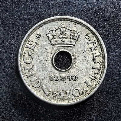 外国优质老铜币纪念币银币专场，周六晚上九点倒数截拍，满百包邮，节前出差在外，5月3日统一发货,可寄存半年，喜欢朋友微信扫描二维码可直接参拍 挪威1940年10 欧尔镍币，币中穿孔是当时的设计特征，背面王冠铭文象征君主制，发行不久挪威便遭德军占领，见证了二战初期的动荡时局。
