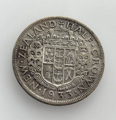 外国优质老铜币纪念币银币专场，周六晚上九点倒数截拍，满百包邮，节前出差在外，5月3日统一发货,可寄存半年，喜欢朋友微信扫描二维码可直接参拍 英属新西兰1933 年半克朗银币，正面为乔治五世像，背面是新西兰国徽，是大萧条时期发行的殖民地货币，见证了新西兰的殖民历史。