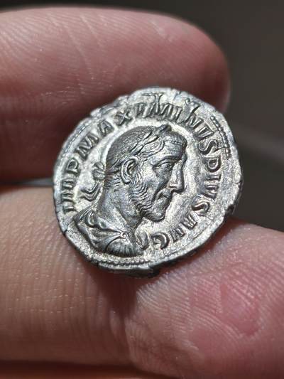 星盘世界钱币 5.2年度精品币大拍 一周年抽奖活动 极美品！ 镜面底版 罗马帝国 公元235-238年 马克西米努斯一世 第纳尔银币  正面为马克西米努斯一世头戴桂冠面右侧像 nnc ms62