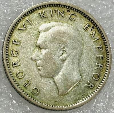 文馨钱币收藏第 302 场，国外回流老铜币，中东阿拉伯地区，拉美等国货币，30 号 1 号二连拍，长期接代拍业务，预计 4 月 4-5 号发货 1943 年英属新西兰乔治六世6 便士银币，2.8 克 500 银