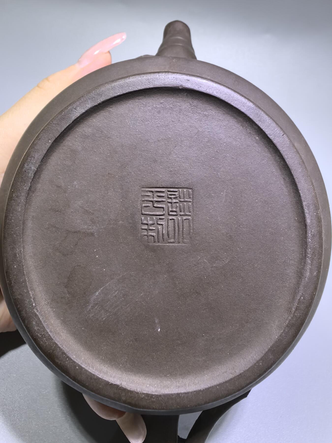 旧藏老紫泥竹节紫砂壶，器型规整，竹韵清雅，泥料温润，藏岁月风骨，品茶香雅韵。