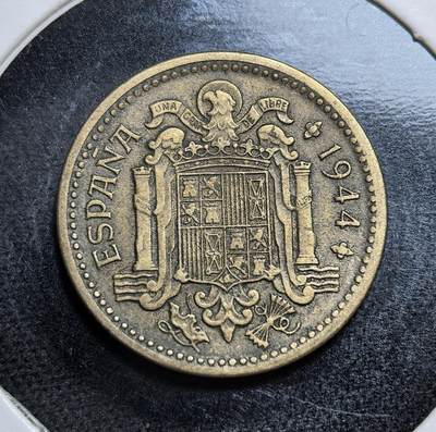 外国优质老铜币纪念币银币专场，周六晚上九点倒数截拍，满百包邮，节前出差在外，5月3日统一发货,可寄存半年，喜欢朋友微信扫描二维码可直接参拍 西班牙佛朗哥独裁时1944 年1 比塞塔铜币，币面为西班牙国徽与国家格言，发行于内战刚结束、二战正酣之际，是西班牙战后威权统治与经济重建的见证。