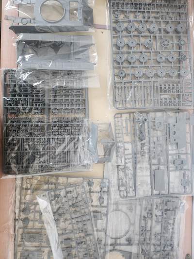 南水社第5次拍卖  Takom 1/35 二战德国 虎王 重型坦克 初期型（2096）已开封板件未组 含蚀刻片、水贴及透明件 未盒全损