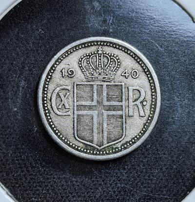 外国优质老铜币纪念币银币专场，周六晚上九点倒数截拍，满百包邮，节前出差在外，5月3日统一发货,可寄存半年，喜欢朋友微信扫描二维码可直接参拍 冰岛1940年25奥拉，属丹麦 - 冰岛联合统治末期。币面纹章与克里斯蒂安十世花押字，见证冰岛在二战德军占领丹麦后，逐步走向独立的历史转折。