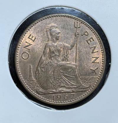 外国优质老铜币纪念币银币专场，周六晚上九点倒数截拍，满百包邮，节前出差在外，5月3日统一发货,可寄存半年，喜欢朋友微信扫描二维码可直接参拍 带点光英国伊丽莎白1967年1便士铜币，也是旧英镑币制的末代便士之一。它发行仅 3 年后，英国就推行十进制货币改革，是旧币制体系的终结见证。