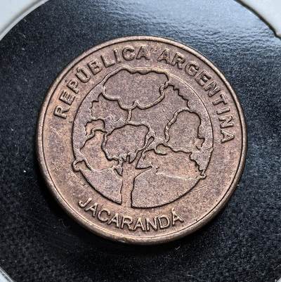 外国优质老铜币纪念币银币专场，周六晚上九点倒数截拍，满百包邮，节前出差在外，5月3日统一发货,可寄存半年，喜欢朋友微信扫描二维码可直接参拍 阿根廷 蓝花楹树1比索，象征国家自然与文化认同，属现代流通辅币，承载南美独立以来的政治理想与民族情感。