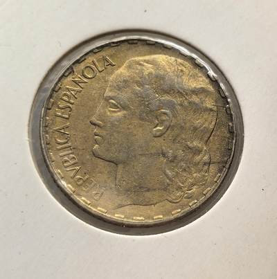 外国优质老铜币纪念币银币专场，周六晚上九点倒数截拍，满百包邮，节前出差在外，5月3日统一发货,可寄存半年，喜欢朋友微信扫描二维码可直接参拍 欧洲老藏家币藏-西班牙内战1937 年共和派1 比塞塔黄铜币，葡萄图案象征西班牙农业，是共和阵营在战乱中发行的流通货币，见证了内战的动荡时局。