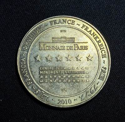 外国优质老铜币纪念币银币专场，周六晚上九点倒数截拍，满百包邮，节前出差在外，5月3日统一发货,可寄存半年，喜欢朋友微信扫描二维码可直接参拍 法国巴黎造币厂圣米歇尔山主题旅游纪念币直径34mm，重15.6g。正面是大天使圣米歇尔屠龙像，背面为造币厂标识与多国语言 “法国” 字样，属于法国景点系列纪念币非法定货币。