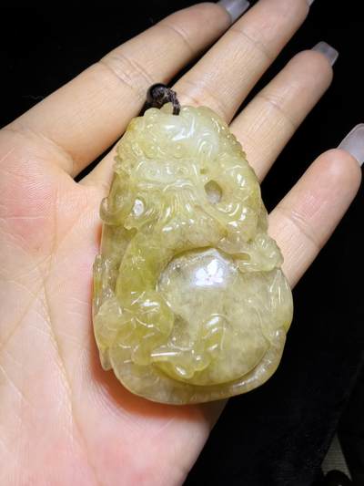 精选天然黄翡龙牌，色泽温润如蜜，通透莹亮。整料随形巧雕，龙纹苍劲灵动，盘曲间尽展威严；背面如意纹饰，线条流畅，寓意顺遂安康。黄翡为“金”，龙主祥瑞，金运与贵气相融，是随身护佑的雅器，亦是收藏赏玩的佳选。5.2cm*3.5cm*1.3cm - 精选天然黄翡龙牌，色泽温润如蜜，通透莹亮。整料随形巧雕，龙纹苍劲灵动，盘曲间尽展威严；背面如意纹饰，线条流畅，寓意顺遂安康。黄翡为“金”，龙主祥瑞，金运与贵气相融，是随身护佑的雅器，亦是收藏赏玩的佳选。5.2cm*3.5cm*1.3cm